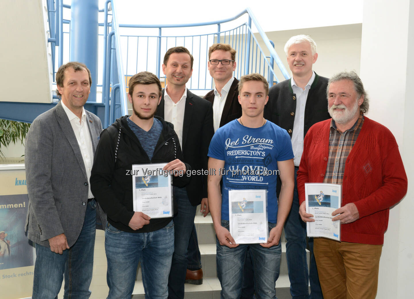 Gregor Todt (Präsident des VÖTB/Verband Österreichischer Stuckateur- & Trockenausbauunternehmungen), Simon Hofer (Trockenbaulehrling), Andreas Bauer (Knauf Pressesprecher), Bernd Landsmann (Leiter der Knauf Architektenbetreuer), Philipp Gruber (Trockenbaulehrling), Karl Singer (Knauf Schulungsleiter), Karl Hofstadler (Berufschullehrer Landesberufsschule Wals) : Österreichweite Vorausscheidung für Knauf Junior Trophy : Salzburger Lehrlinge lösen Ticket für Vilnius : Fotocredit: Knauf/Hagspiel
