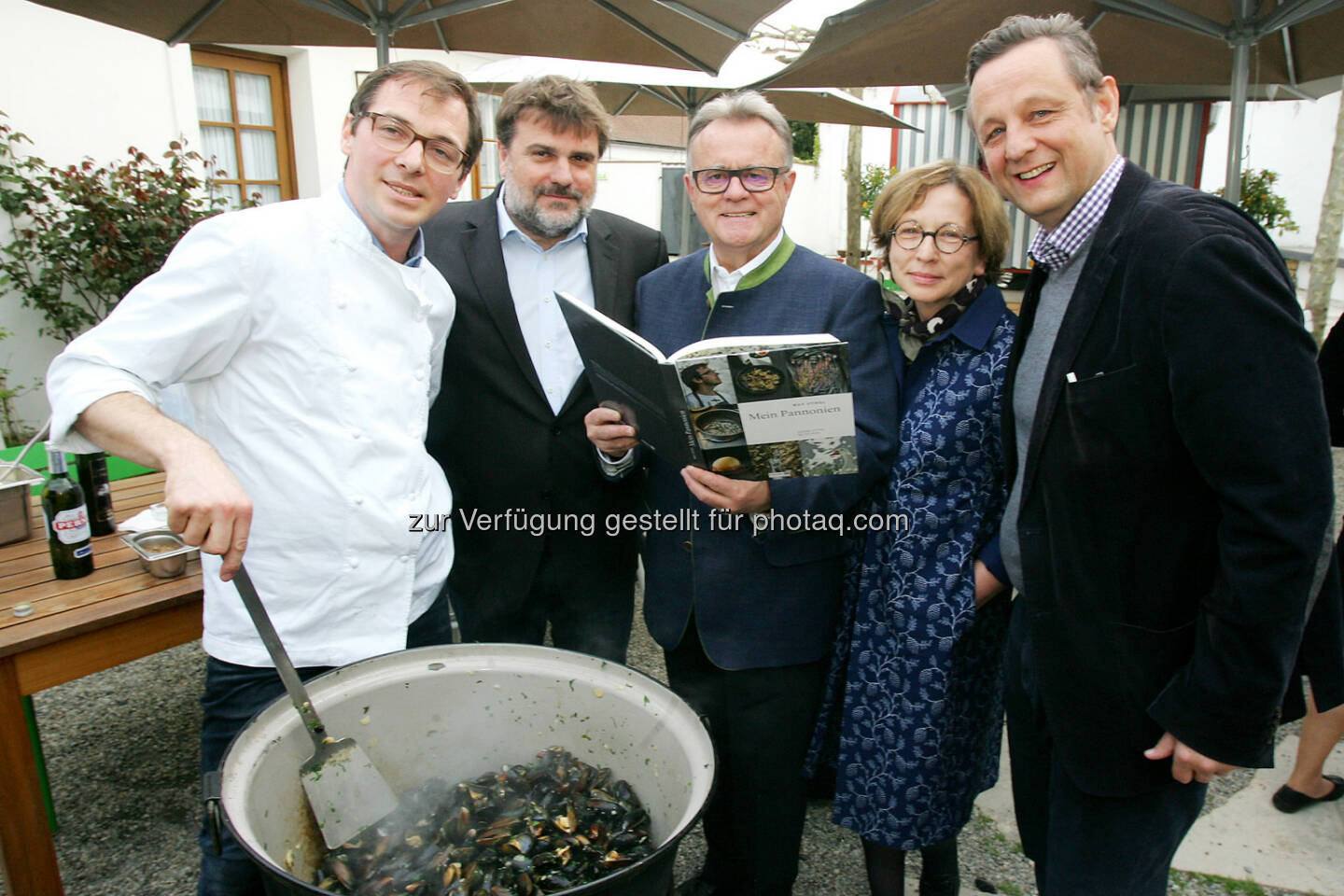 Max Stiegl (Gastronom Gut Purbach), Rudolf Kotschever (Design), Hans Niessl (LH), Luzia Ellert (Fotografin), Hubert Krenn (Verleger) : Max Stiegls Mein Pannonien - Krenn Verlag präsentiert das erste Kochbuch vom Aufsteiger des Jahres 2016 (Bestes Restaurant im Burgenland) : Fotocredit: Hubert Krenn Verlag/APA-Fotoservice/Hautzinger