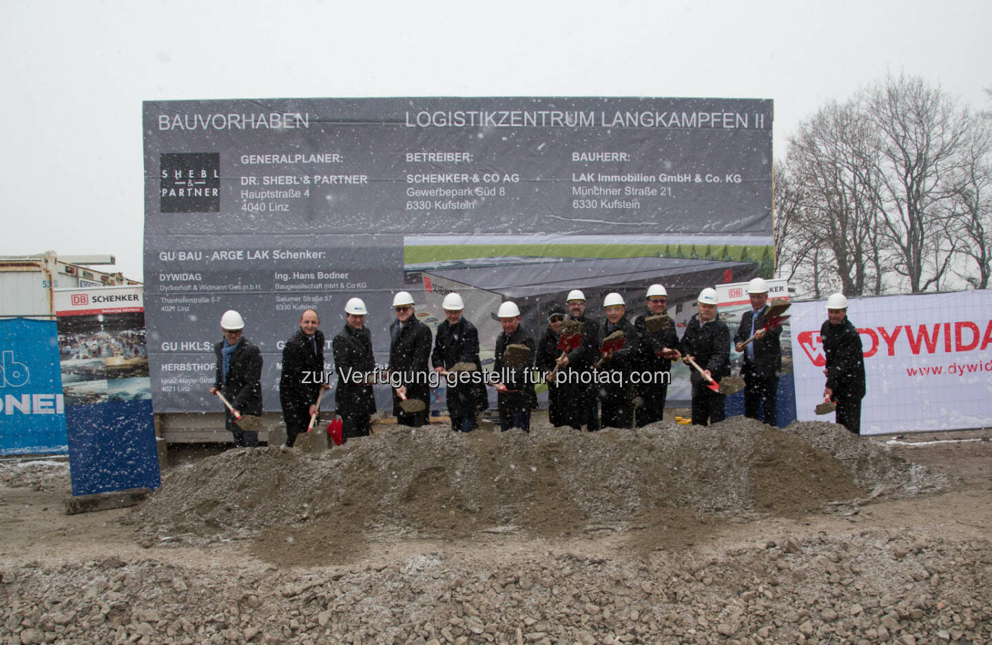 Spatenstich in Kufstein: Josef Schneider, Geschäftsstellenleiter von DB Schenker in Kufstein, setzte gemeinsam mit den Bauherren der LAK Immobilien GmbH, dem Architekten Shebl und dem Bürgermeister von Langkampfen, Andreas Ehrenstrasser den feierlichen Spatenstich für das neue Logistikzentrum in Langkampfen im Bezirk Kufstein : Fotocredit: DB Schenker/Kircher