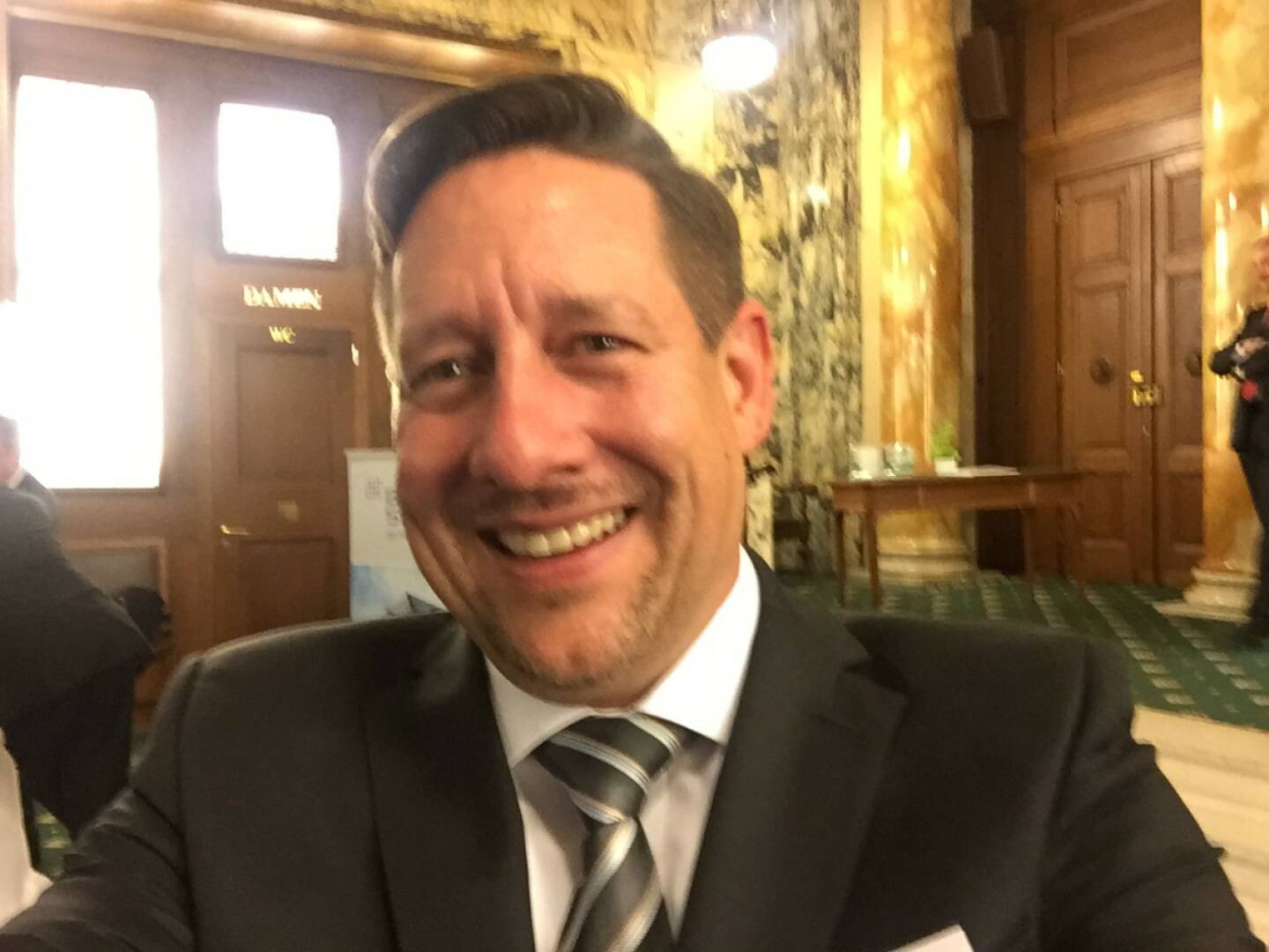 Florian Claus Selfie, ZertifikateBörse in Frankfurt

