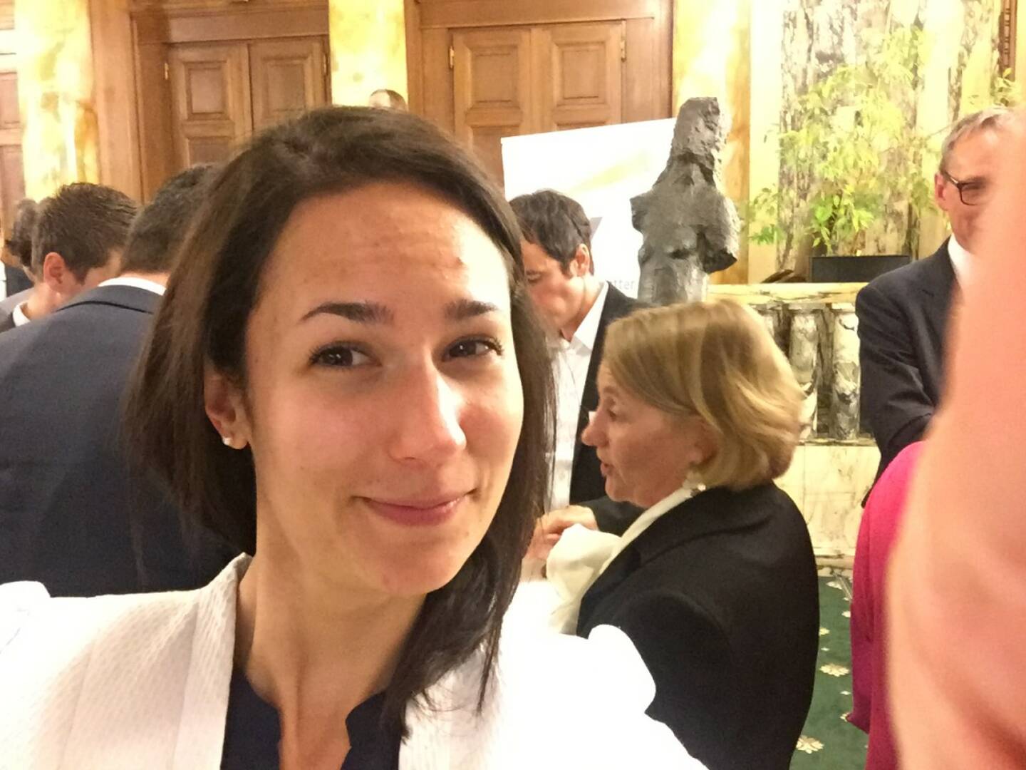 Alana Maue Selfie, Socgen