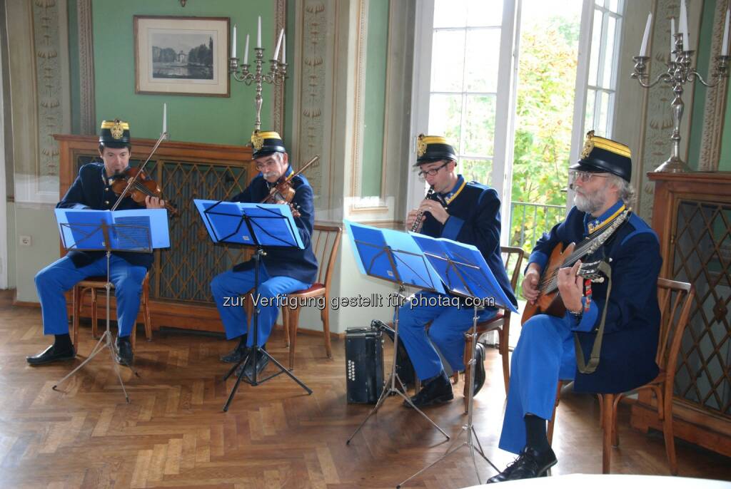 Original Wiener Deutschmeister-Schrammeln im Lusthaus : Neues exklusives Angebot für Wien-Touristen : Mit Fiaker und Liliputbahn zu den Original Wiener Deutschmeister-Schrammeln ins Lusthaus : Fotocredit: DieDeutschmeisterin/Kössler, © Aussender (22.04.2016) 