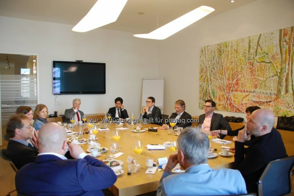 Frühstück mit Ausblick mit Markus Koch : Thema „Denn sie wissen nicht, was sie tun sollen! Rettet unsere Anleger!“ Gemeinsam mit den Gästen – u.a. von der Wiener Börse, Universität Wien, Erste Bank, Deutsche Bank und Österreichische Nationalbank – versuchte er die Schwierigkeiten der Vermittlung von Wissen über die Finanzmärkte zu identifizieren und mögliche Lösungswege zu finden : Fotocredit: Gaisberg Consulting GmbH, © Aussender (22.04.2016) 