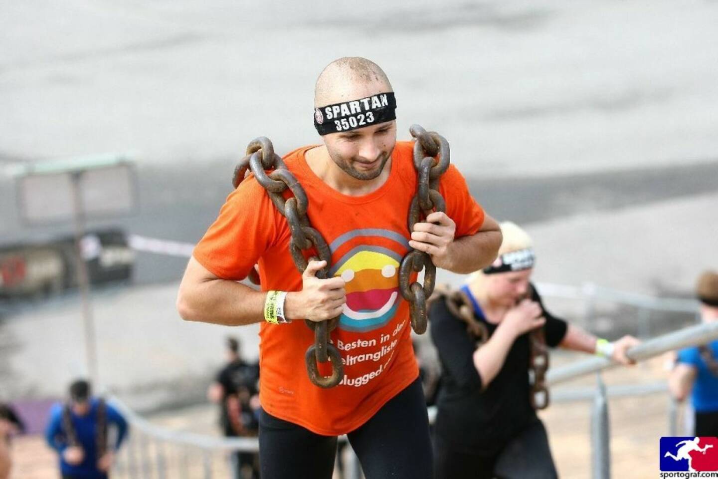 Ketten: Christoph Wipplinger vom Runplugged-Partner smn Investment Services, im Runplugged Laufkundschaft Shirt beim Spartan Race in München 