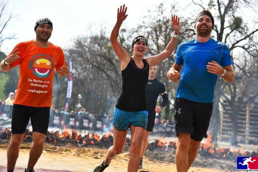 Yes! Christoph Wipplinger vom Runplugged-Partner smn Investment Services, im Runplugged Laufkundschaft Shirt beim Spartan Race in München (22.04.2016) 