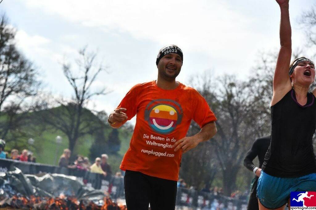 Yes! Christoph Wipplinger vom Runplugged-Partner smn Investment Services, im Runplugged Laufkundschaft Shirt beim Spartan Race in München (22.04.2016) 