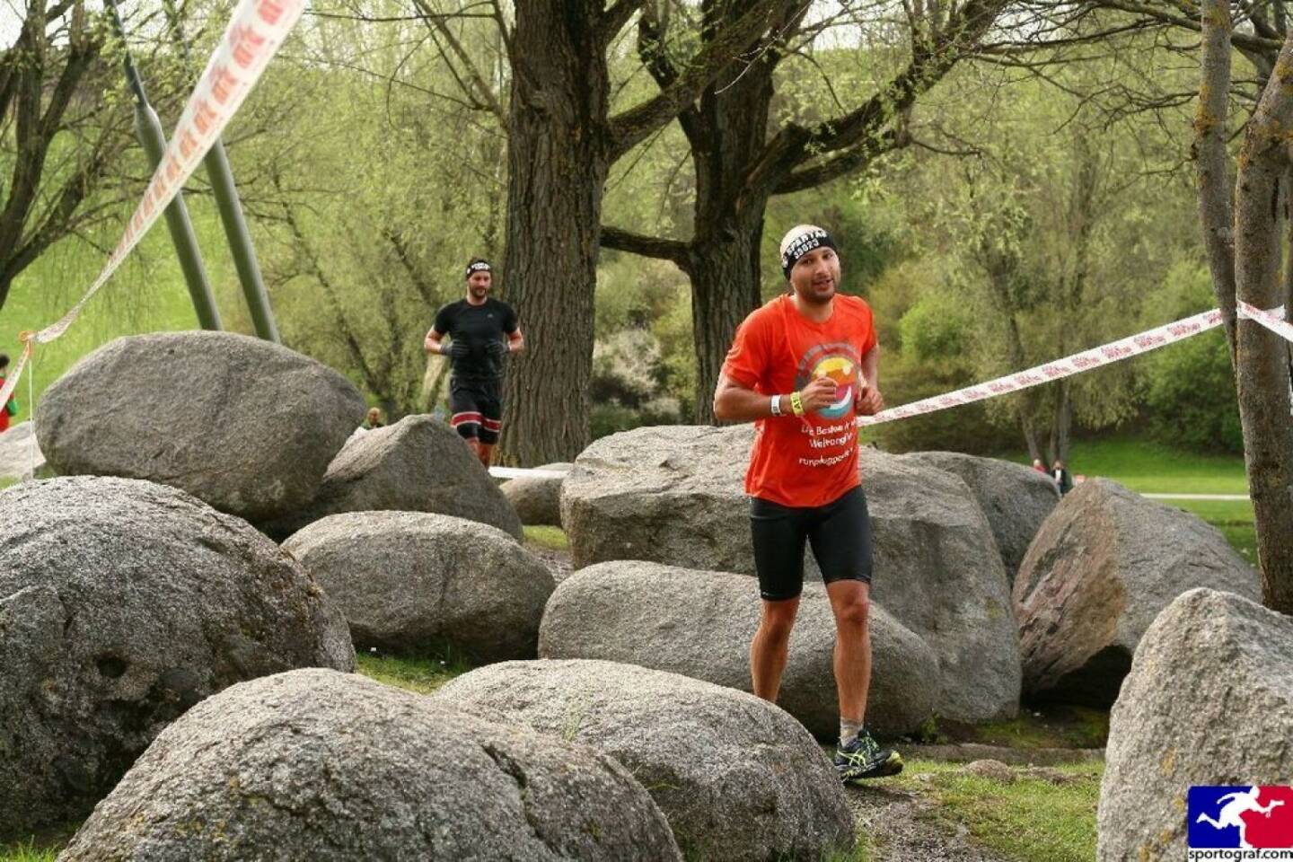 Steine: Christoph Wipplinger vom Runplugged-Partner smn Investment Services, im Runplugged Laufkundschaft Shirt beim Spartan Race in München