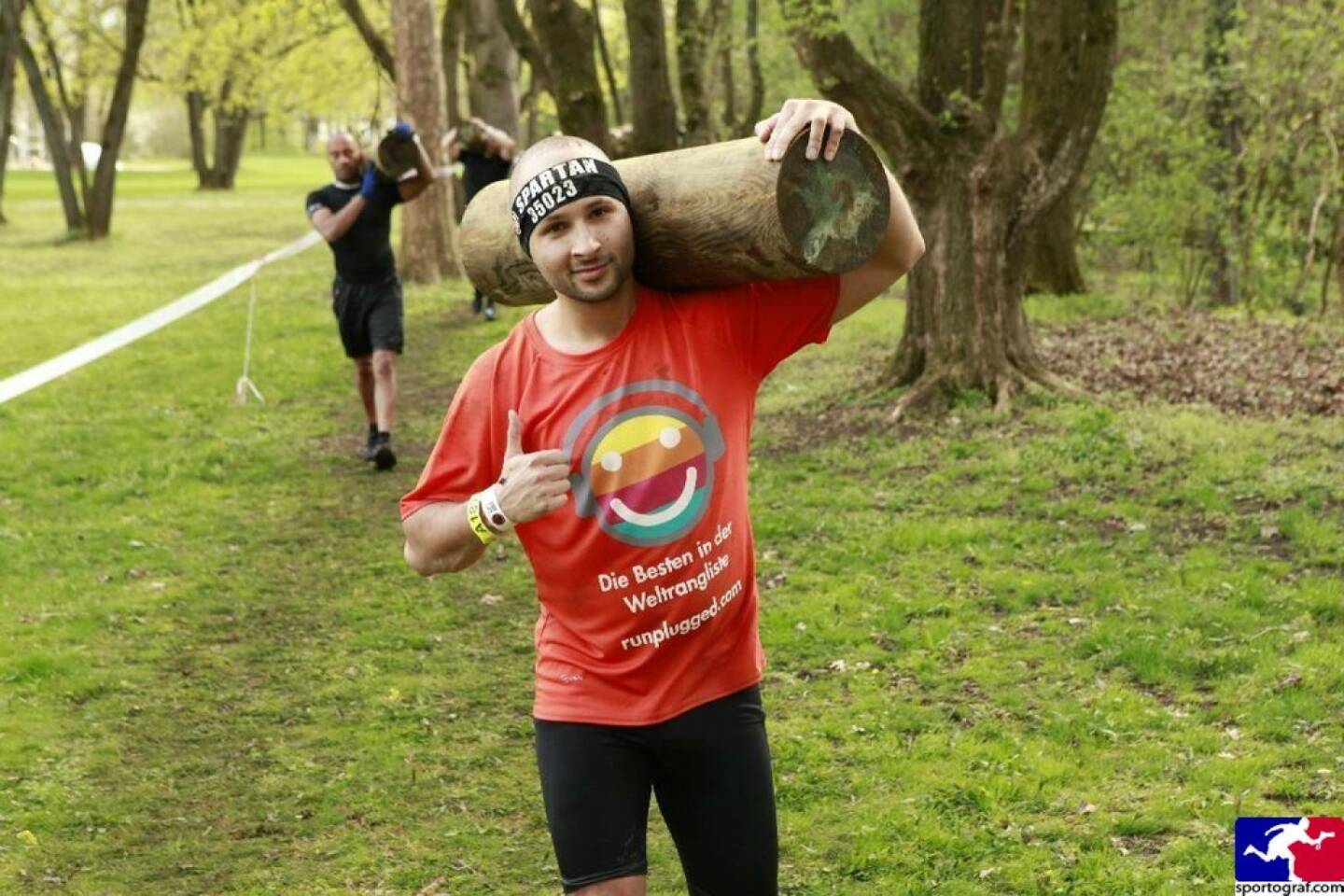 Holz: Christoph Wipplinger vom Runplugged-Partner smn Investment Services, im Runplugged Laufkundschaft Shirt beim Spartan Race in München