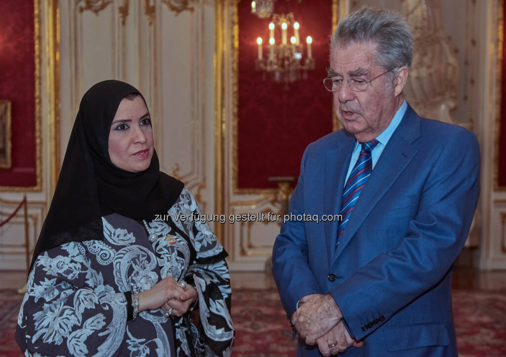 Amal Al Quabisi (Emiratische Nationalratspräsidentin), Heinz Fischer (Bundespräsident) : Erste Frau an Spitze eines arabischen Parlaments auf Österreich-Tour : Präsidentin des Nationalrats der Vereinigten Arabischen Emirate traf Bundespräsident Heinz Fischer : Fotocredit: Emirates News Agency , © Aussender (22.04.2016) 