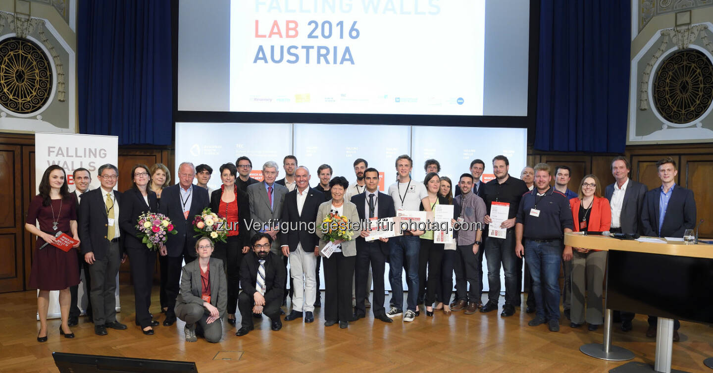 Teilnehmer des Falling Walls Lab Austria 2016 mit der Jury - Gerald Klug (Technologieminister) und Hannes Androsch (Vorsitzender des Forschungsrates) : Falling Walls Lab Austria : 19 Talente aus sieben Nationen präsentierten ihre innovativen Ideen : Von speziellen Technologien für Autisten bis hin zu Methoden, um Herzinfarkte vorherzusehen – Nachwuchsforscher überraschten mit erstaunlichen Konzepten : Fotocredit: AIT / Johannes Zinner