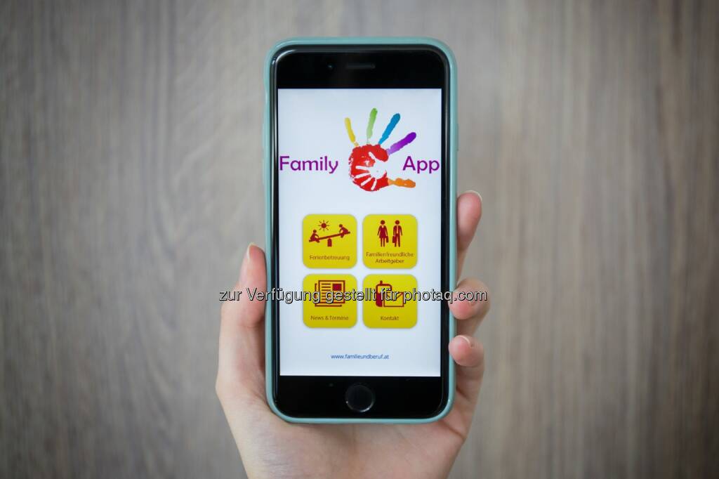 FamilyApp für Smartphone : Familienministerium präsentiert wieder Ferienbetreuungsangebote für den Sommer 2016 : Via Smartphone die passende Betreuung während der Ferienzeiten finden - Angebote für berufstätige Eltern für eine bessere Vereinbarkeit von Familie und Beruf : Fotocredit: bmfj/Feuchtner, © Aussender (23.04.2016) 