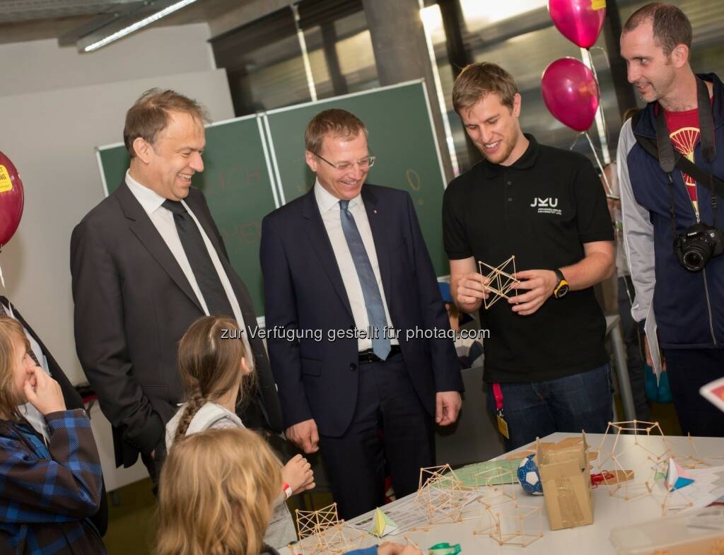 Meinhard Lukas (JKU-Rektor), Thomas Stelzer (LH.-Stv.) an der GeoGebra-Station  : 1.800 Besucher bei Langer Nacht der Forschung am JKU-Campus : Fotocredit: JKU/Atzmüller (23.04.2016)