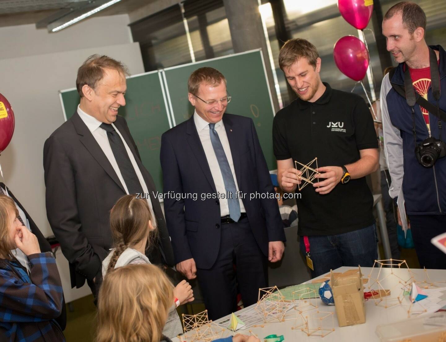 Meinhard Lukas (JKU-Rektor), Thomas Stelzer (LH.-Stv.) an der GeoGebra-Station  : 1.800 Besucher bei Langer Nacht der Forschung am JKU-Campus : Fotocredit: JKU/Atzmüller