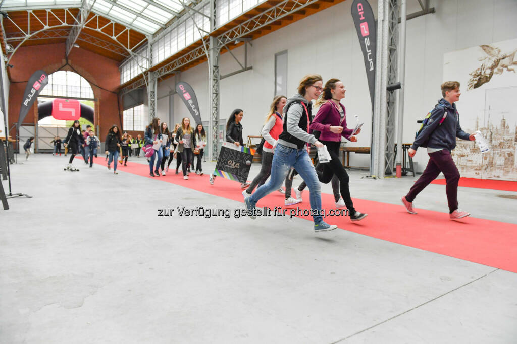 Kreischende, laufende Fans am Weg zu ihren Idolen beim ProSieben Sat.1 Puls 4 und Studio71 Influencer-Fantreffen, © (c) Matthias Buchwald (24.04.2016) 