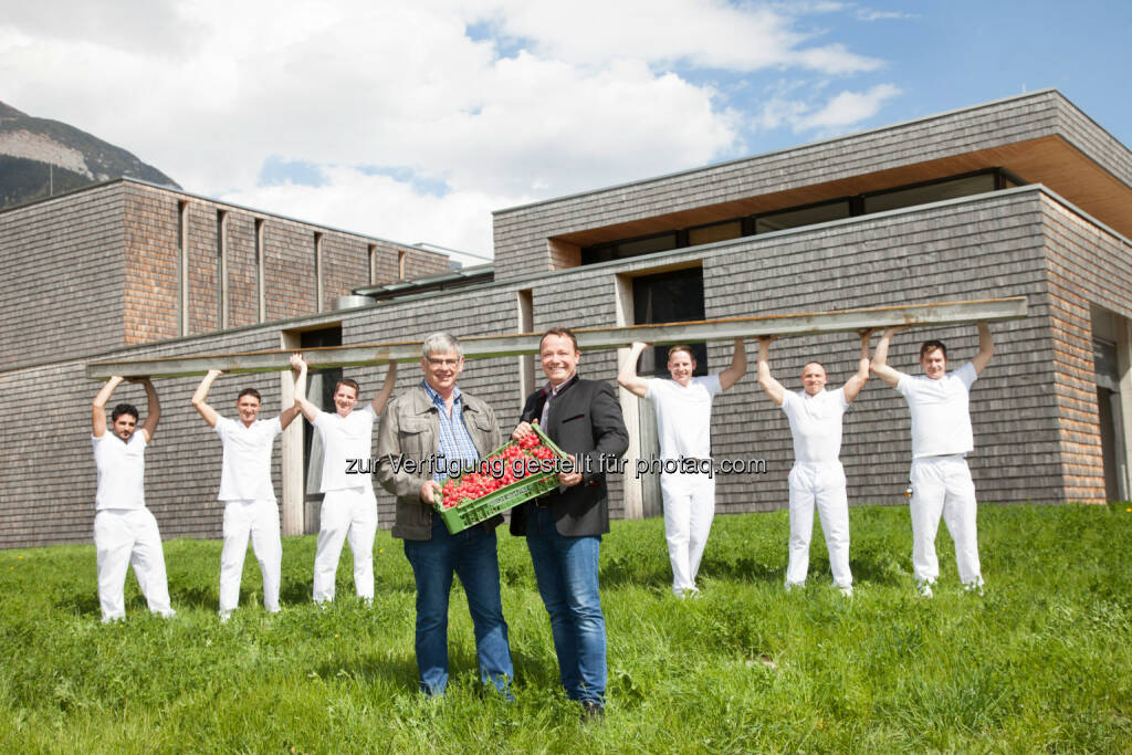 Romed Giner (Obmann des Thaurer Sozialvereins), Romed Giner (Ortsbauernobmann Thaur), Bäcker der Tiroler Bäckerei Therese Mölk : Weltrekordversuch am 30.April am Radieschenfest Hall in Tirol : Das längste Radieschenbrot der Welt soll es werden… : Die Bäcker der Tiroler Bäckerei Therese Mölk haben aus diesem Grund eine spezielle XXL-Backform angefertigt, in der das Riesen-Brot gebacken wird : Fotocredit: Stadtmarketing Hall in Tirol, © Aussender (24.04.2016) 