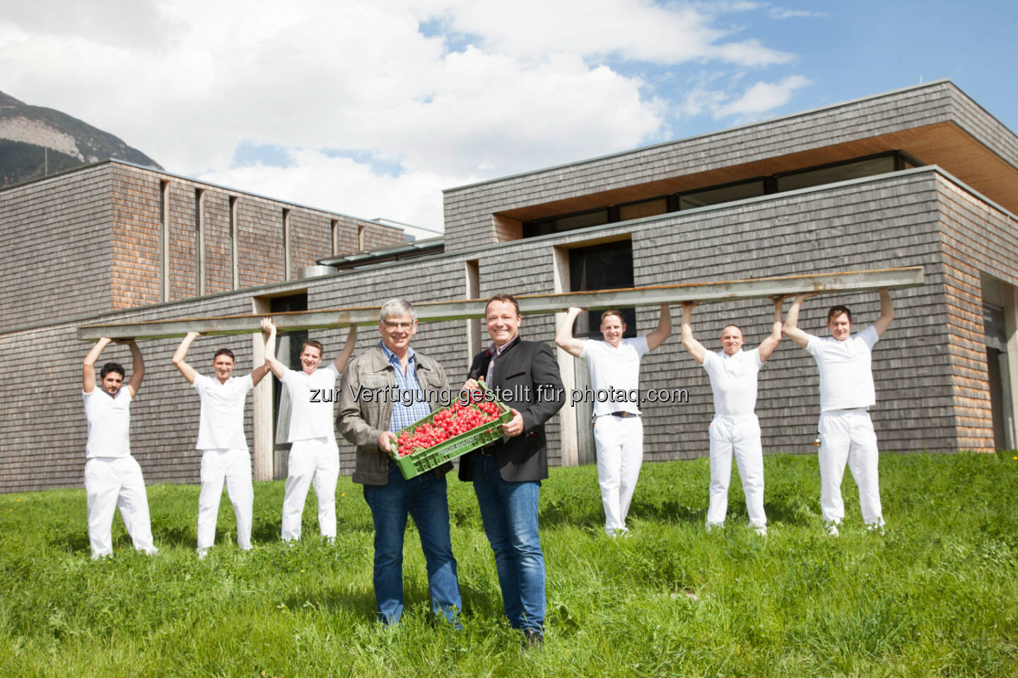 Romed Giner (Obmann des Thaurer Sozialvereins), Romed Giner (Ortsbauernobmann Thaur), Bäcker der Tiroler Bäckerei Therese Mölk : Weltrekordversuch am 30.April am Radieschenfest Hall in Tirol : Das längste Radieschenbrot der Welt soll es werden… : Die Bäcker der Tiroler Bäckerei Therese Mölk haben aus diesem Grund eine spezielle XXL-Backform angefertigt, in der das Riesen-Brot gebacken wird : Fotocredit: Stadtmarketing Hall in Tirol