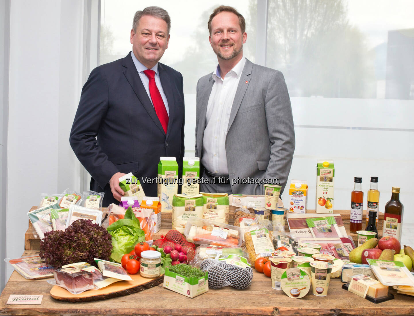 Andrä Rupprechter (Landwirtschaftsminister), Christian Schug (Vorsitzender der Geschäftsleitung von Lidl Österreich) : Qualität aus Österreich ist gefragt, das gilt auch für Lebensmittel : Die österreichischen Hersteller und Produzenten exportierten im vergangenen Jahr Produkte aus Österreich im Wert von rund 220 Mio. Euro in andere Lidl-Länder : Damit leistet der Lebensmittelhändler einen wichtigen Beitrag zur Stärkung der heimischen Landwirtschaft und dem Erhalt der bäuerlichen Strukturen : Fotocredit: © Copyright Lidl Österreich