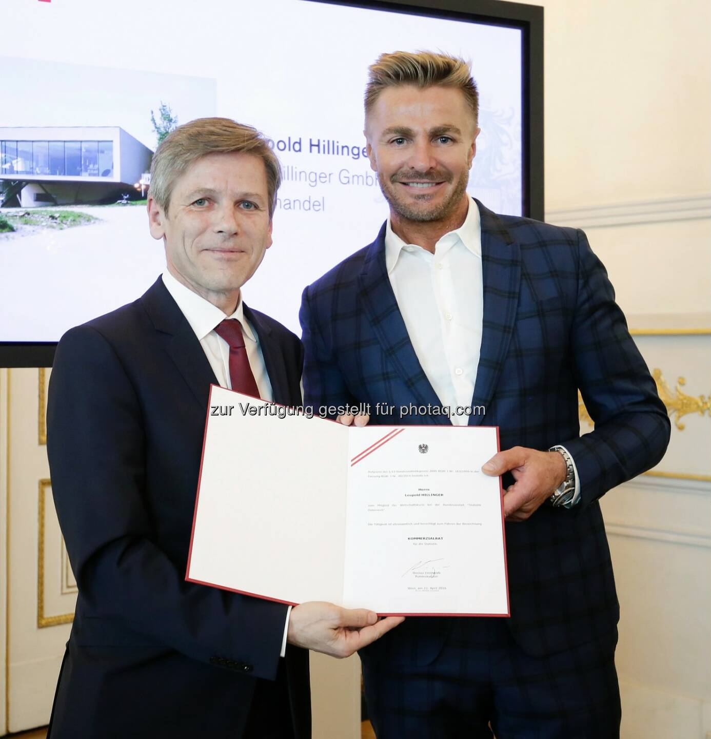 Josef Ostermayer (Kanzleramtsminister), Leopold Hillinger (Winzer) : Dekretüberreichung an Leopold Hillinger : Sein Engagement „mit Herzblut“ wurde nun mit dem Titel „Kommerzialrat“ belohnt : Fotocredit: Denise Rudolf