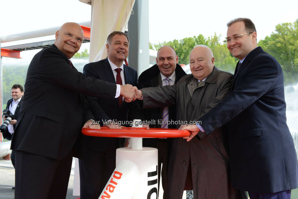 Harry Kopietz (Landtagspräsident), Walter Ruck (Präsident Wirtschaftskammer Wien), Gerald Kaspar (Marketing Manager Lukoil Lubricants), Valery Grayfer (Lukoil-Aufsichtsratvorsitzender), Maxim Donde (Generaldirektor Lukoil Lubricants) : Lukoil Lubricants Europe eröffnet neue Produktionsstätte in Wien : Fotocredit: Lukoil Lubricants/Himml, © Aussendung (26.04.2016) 