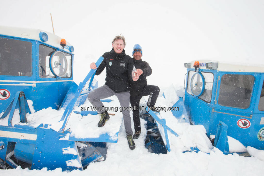 Johannes Hörl (Vorstand der Großglockner Hochalpenstraßen AG), Peter Embacher (Leiter der Schneeräumung) : Erfolgreicher Durchstich und Saisoneröffnung der Großglockner Hochalpenstraße am 29. April : Fotocredit: grossglockner.at/Neumayr/MMV, © Aussender (26.04.2016) 