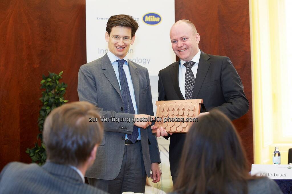 F. Peter Mitterbauer (Vorstandsvorsitzender), Markus Hofer (Finanzvorstand) : Miba Bilanz: Rekordinvestitionen von über 110 Mio. Euro : Fotocredit: Miba AG/APA-Fotoservice/Preiss, © Aussender (27.04.2016)