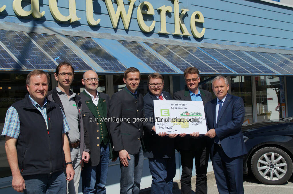 Albert Castellani (Leiter Stromabrechnung Stadtwerke Murau), Erwin Leitner-Fidler (Leiter IT und Telekommunikation Stadtwerke Murau), Wolfgang Krebs (Leiter Metering Energie Steiermark Service GmbH), Georg Wurzenberger (GF Energie Steiermark Service GmbH), Martin Graf (Vorstandsdirektor Energie Steiermark), Kurt Woitischek (GF Stadtwerke Murau), Christian Purrer (Vorstandssprecher Energie Steiermark) : Stadtwerke Murau setzen bei „Intelligenten Stromzählern“ auf Kooperation mit Energie Steiermark : Fotocredit: Stadtwerke Murau, © Aussendung (27.04.2016) 