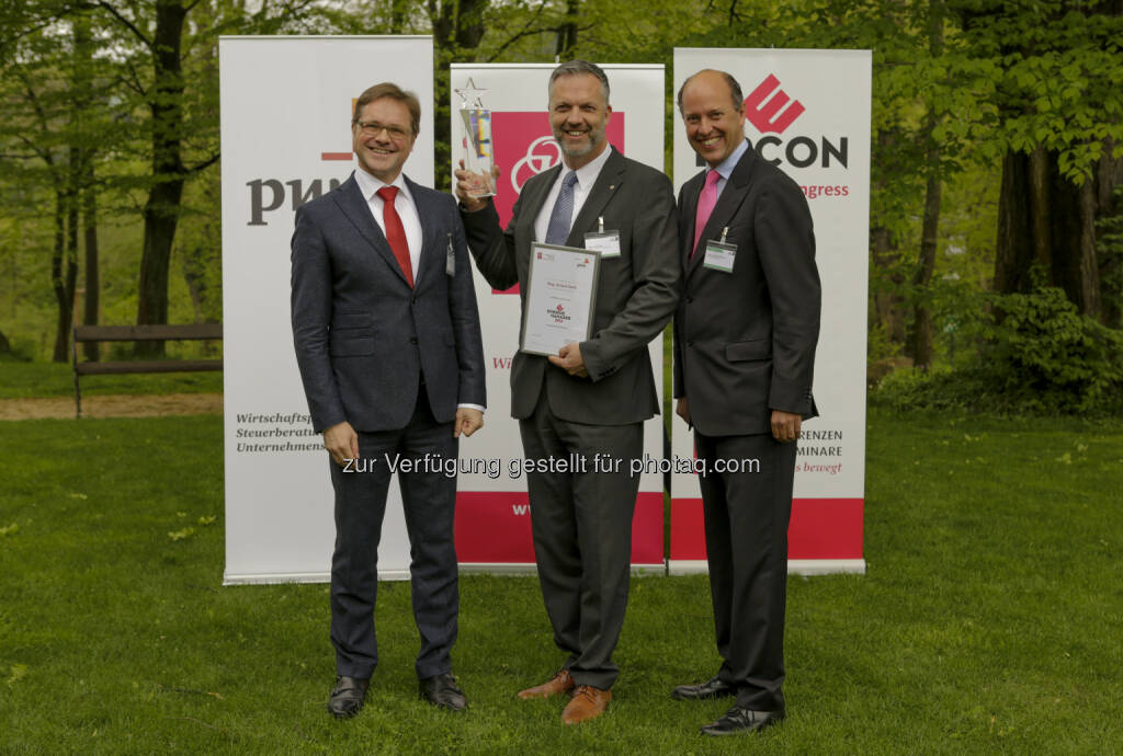 Manfred Hämmerle (Eigentümer, GF, IIR GmbH), Roland Zankl (Leiter Vertrieb, ProContracting, Innsbrucker Kommunalbetriebe AG), Michael Sponring (Territory Leader Power & Utilities, PwC Österreich GmbH) : Roland Zankl wurde von der IIR GmbH zum Energiemanager des Jahres 2016 gekürt : Fotocredit: IIR GmbH/Bartl, © Aussendung (28.04.2016) 