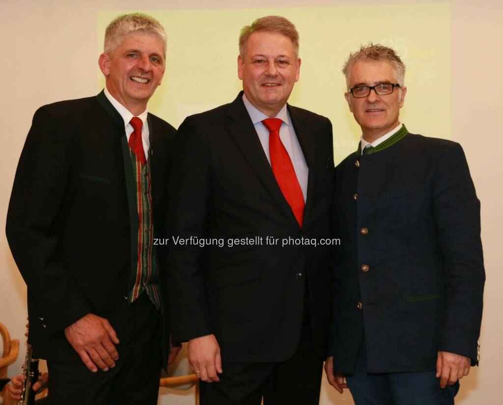 Klaus Vitzthum (Obmann Cluster Urlaub am Bauernhof Österreich), Andrä Rupprechter (Landwirtschaftsminister), Hans Embacher (GF Cluster Urlaub am Bauernhof Österreich) : 25 Jahre „Urlaub am Bauernhof Österreich“ : Fotocredit: Urlaub am Bauernhof, © Aussendung (28.04.2016) 