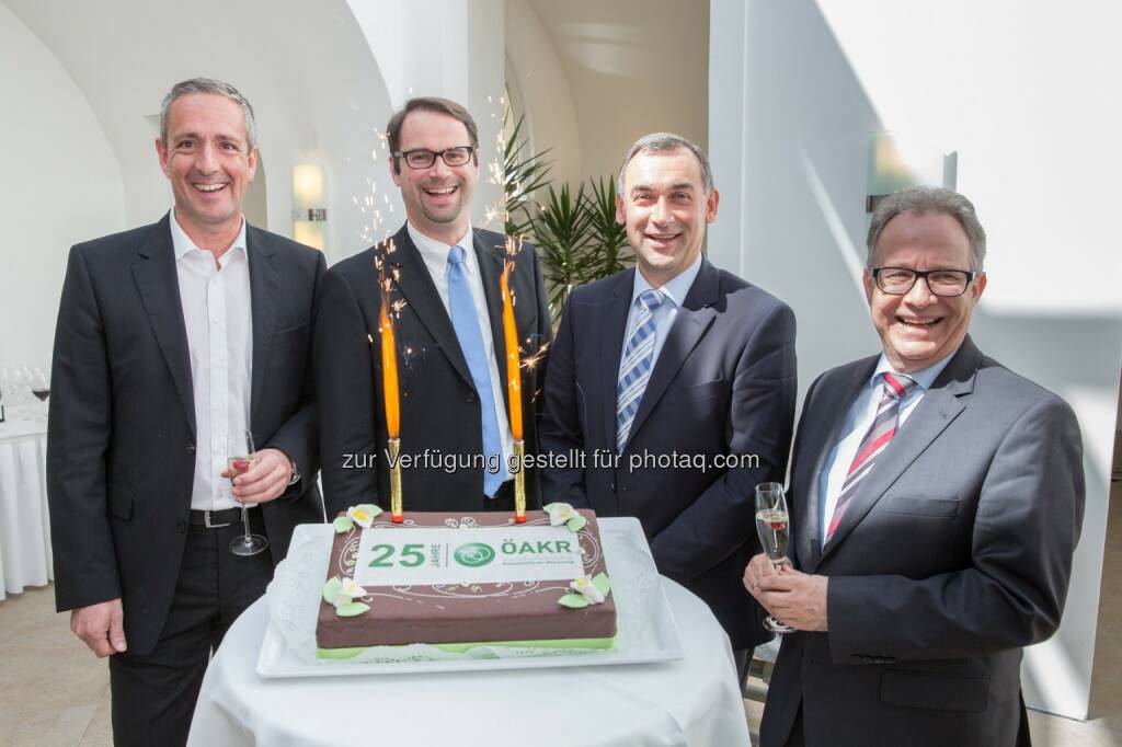 Martin Winkler (Obmann-Stv.), Elmar Ratschmann (Obmann), Franz Grabner (Obmann-Stv.) mit Wolfgang Lux (bisheriger ÖAKR-Obmann-Stv.) : Neues ÖAKR-Präsidium und 25 Jahre ÖAKR (Österreichischer Arbeitskreis Kunststoffrohr Recycling) : Fotocredit: ÖAKR/APA-Fotoservice/Juhasz, © Aussender (29.04.2016) 