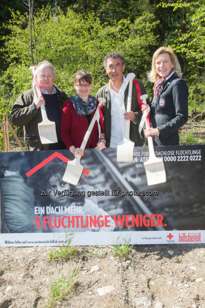 Christian Konrad (Flüchtlingskoordinator im Auftrag der Bundesregierung und Obmann von „Österreich hilfsbereit“), Martina Berthold (Landesrätin), Hubert von Goisern (Patenschaft für erstes Haus Alpenstraße), Sabine Kornberger-Scheuch (RK-Chefin) : Spatenstich für die RK-Flüchtlingshäuser beim Flussbauhof in der Stadt Salzburg : Fotocredit: Franz Neumayr/Österreich hilfsbereit, © Aussendung (29.04.2016) 