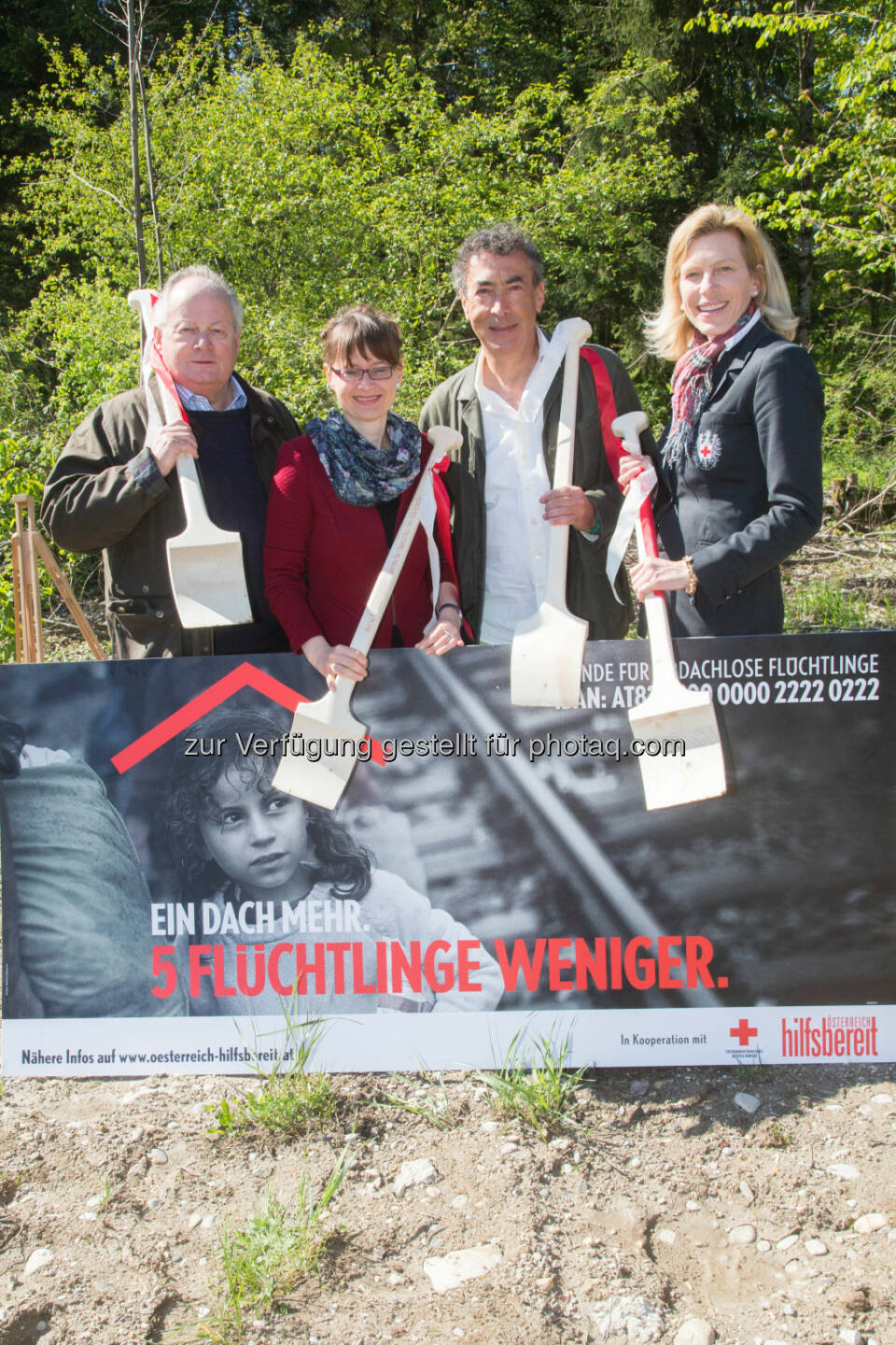 Christian Konrad (Flüchtlingskoordinator im Auftrag der Bundesregierung und Obmann von „Österreich hilfsbereit“), Martina Berthold (Landesrätin), Hubert von Goisern (Patenschaft für erstes Haus Alpenstraße), Sabine Kornberger-Scheuch (RK-Chefin) : Spatenstich für die RK-Flüchtlingshäuser beim Flussbauhof in der Stadt Salzburg : Fotocredit: Franz Neumayr/Österreich hilfsbereit