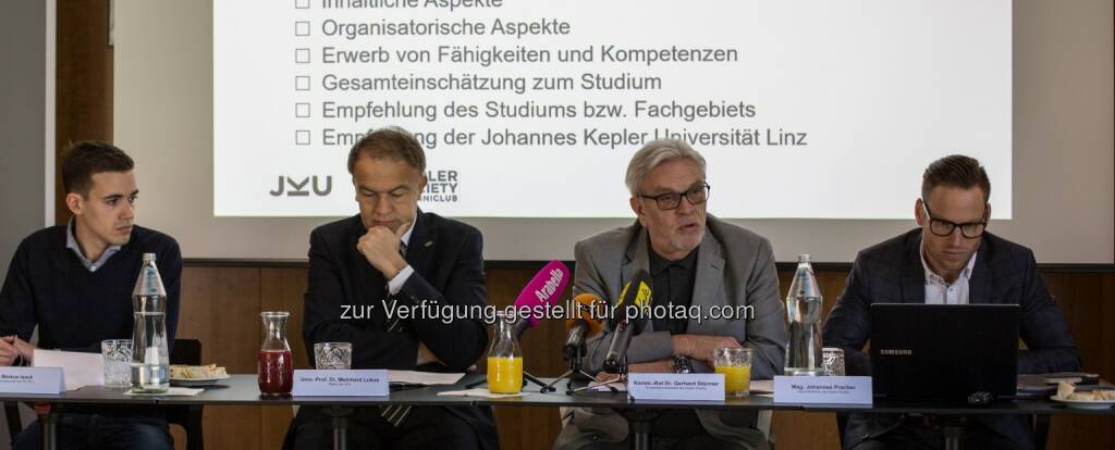 Markus Isack (ÖH-Vorsitzender), Meinhard Lukas (Rektor), Gerhard Stürmer (Kepler Society Präsident), Johannes Pracher (Kepler Society Geschäftsführer) : Platz für einen neuen JKU Campus : Fotocredit: JKU/Atzmüller, © Aussendung (29.04.2016) 