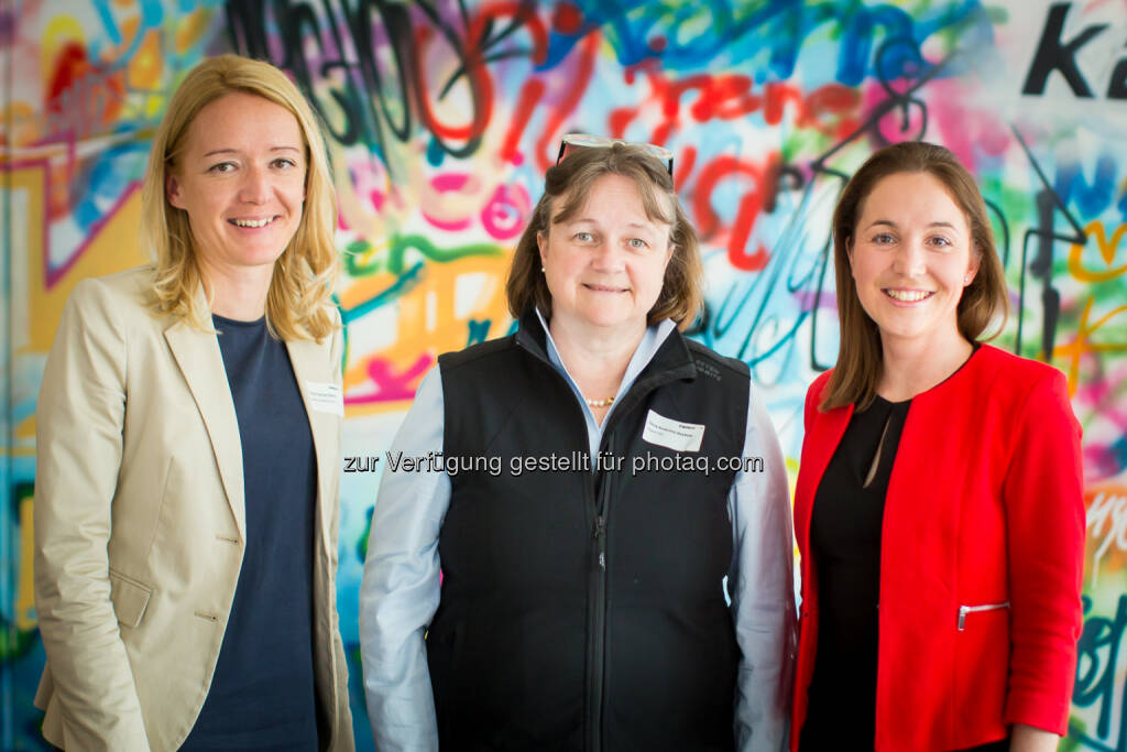 Petra Pracher-Ratnik (Vice President Legal, Supply & Facilities Kapsch CarrierCom), Doris Kruschitz-Bestepe (Head of HR Development Kapsch Group), Michaela Leonhardt (femOVE-Vorsitzende/APG) : Im Zeichen von Frauen in der (Elektro-)Technik : femOVE und Kapsch CarrierCom luden zum Netzwerktreffen : Fotocredit: OVE/Marco de Boes, © Aussender (02.05.2016) 