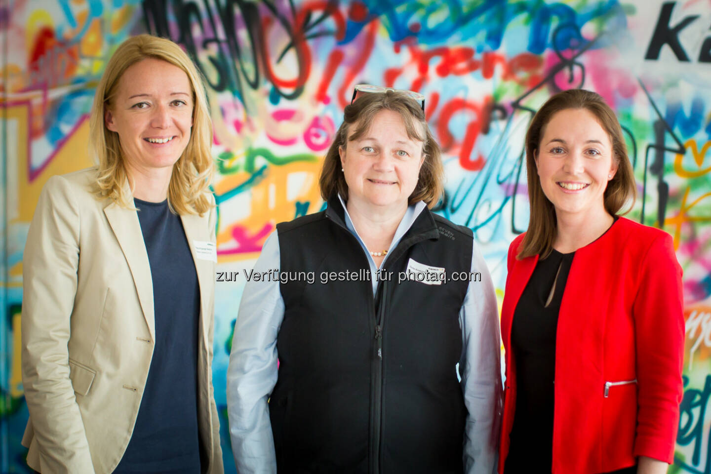 Petra Pracher-Ratnik (Vice President Legal, Supply & Facilities Kapsch CarrierCom), Doris Kruschitz-Bestepe (Head of HR Development Kapsch Group), Michaela Leonhardt (femOVE-Vorsitzende/APG) : Im Zeichen von Frauen in der (Elektro-)Technik : femOVE und Kapsch CarrierCom luden zum Netzwerktreffen : Fotocredit: OVE/Marco de Boes