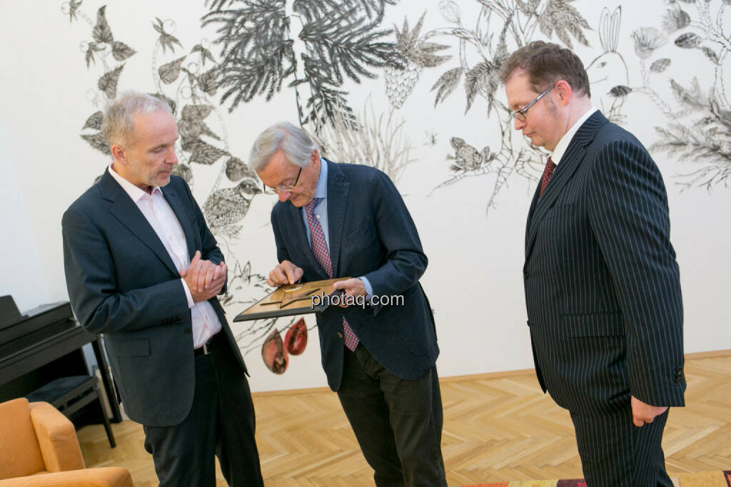 Christian Drastil (BSN), Wolfgang Schüssel, Gregor Rosinger (Rosinger Group) Wolfgang Schüssel wird in die Hall of Fame (Class of 2016) des Wiener Kapitalmarkts aufgenommen  http://boerse-social.com/hall-of-fame, © Martina Draper/photaq (02.05.2016) 