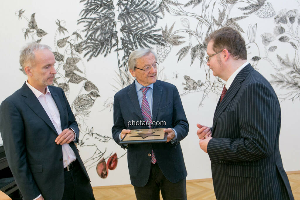 Christian Drastil (BSN), Wolfgang Schüssel, Gregor Rosinger (Rosinger Group) Wolfgang Schüssel wird in die Hall of Fame (Class of 2016) des Wiener Kapitalmarkts aufgenommen  http://boerse-social.com/hall-of-fame, © Martina Draper/photaq (02.05.2016) 