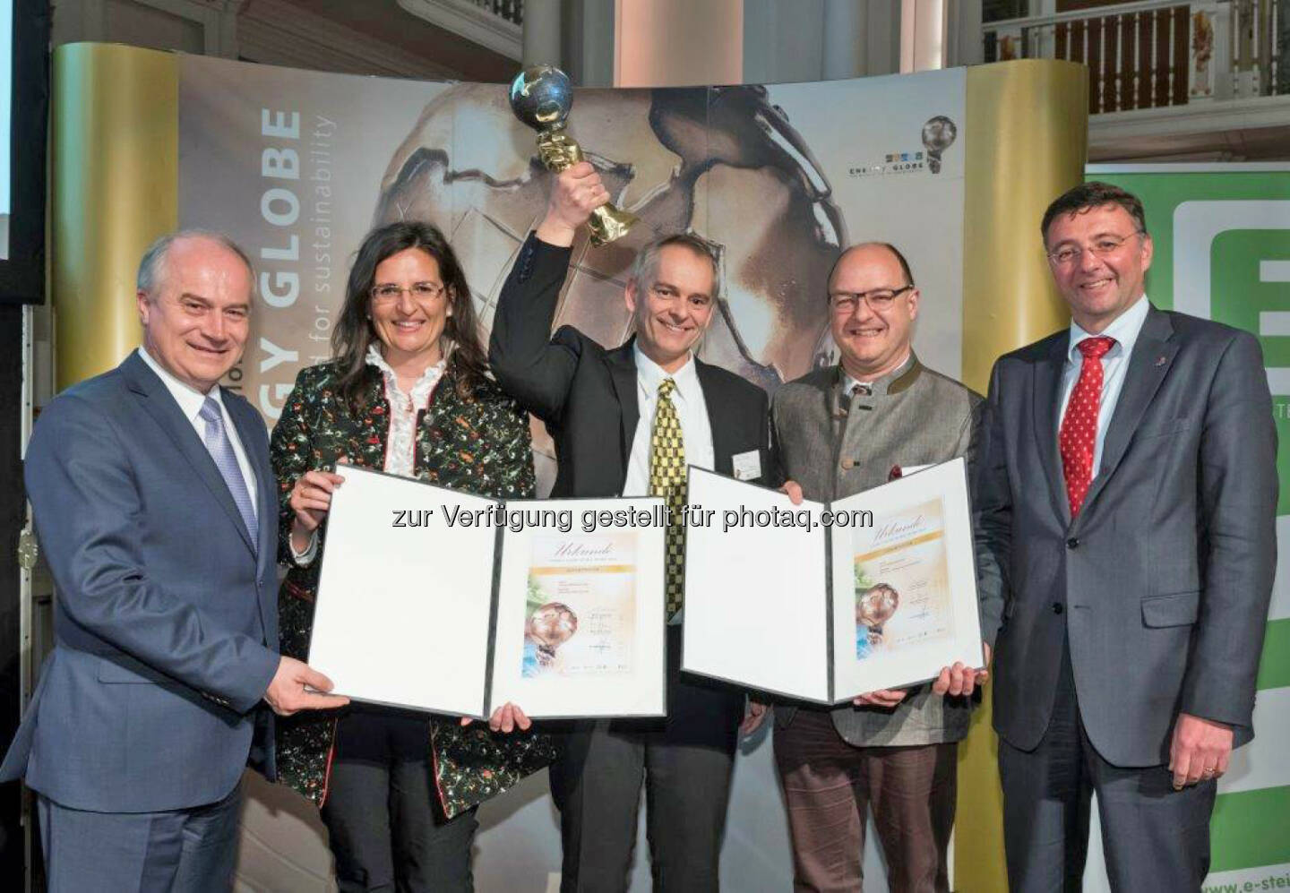 Johann Seitinger (Landesrat), Gabriela Maria Straka (Leitung Kommunikation / PR und CSR bei der Brau Union Österreich), Hans-Jörg Paier (2. Braumeister Göss), Edgar Ahn (CEO der BDI - BioEnergy International), Jörg Leichtfried (Landesrat) : Energy Globe 2016: Brau Union Österreich holt weltweit bedeutendsten Umweltpreis in der Steiermark : Fotocredit: Werner Krug