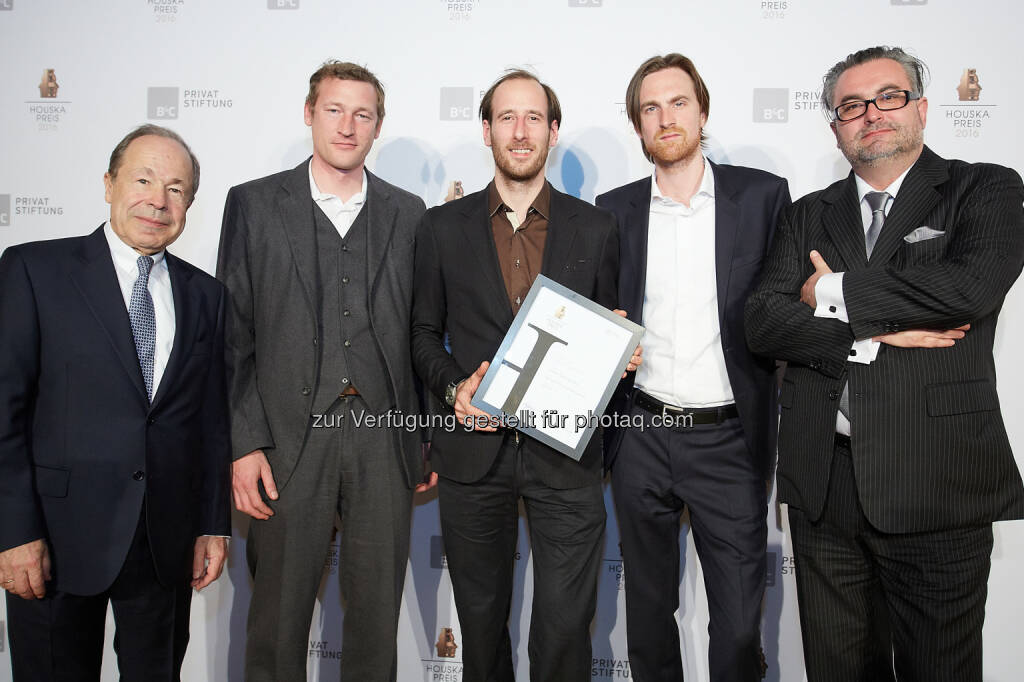 Erich Hampel (Vorstandsvorsitzender B&C Privatstiftung), Paul Brettschuh, Tom Krickl, Felix Zabel, Reinhard Tschaickner (alle LightGlass) : „Forschungs-Oscar“: LightGlass als Preisträger beim diesjährigen Houskapreis ausgezeichnet : Fotocredit: B&C Privatstiftung/APA-Fotoservice/Preiss, © Aussendung (03.05.2016) 