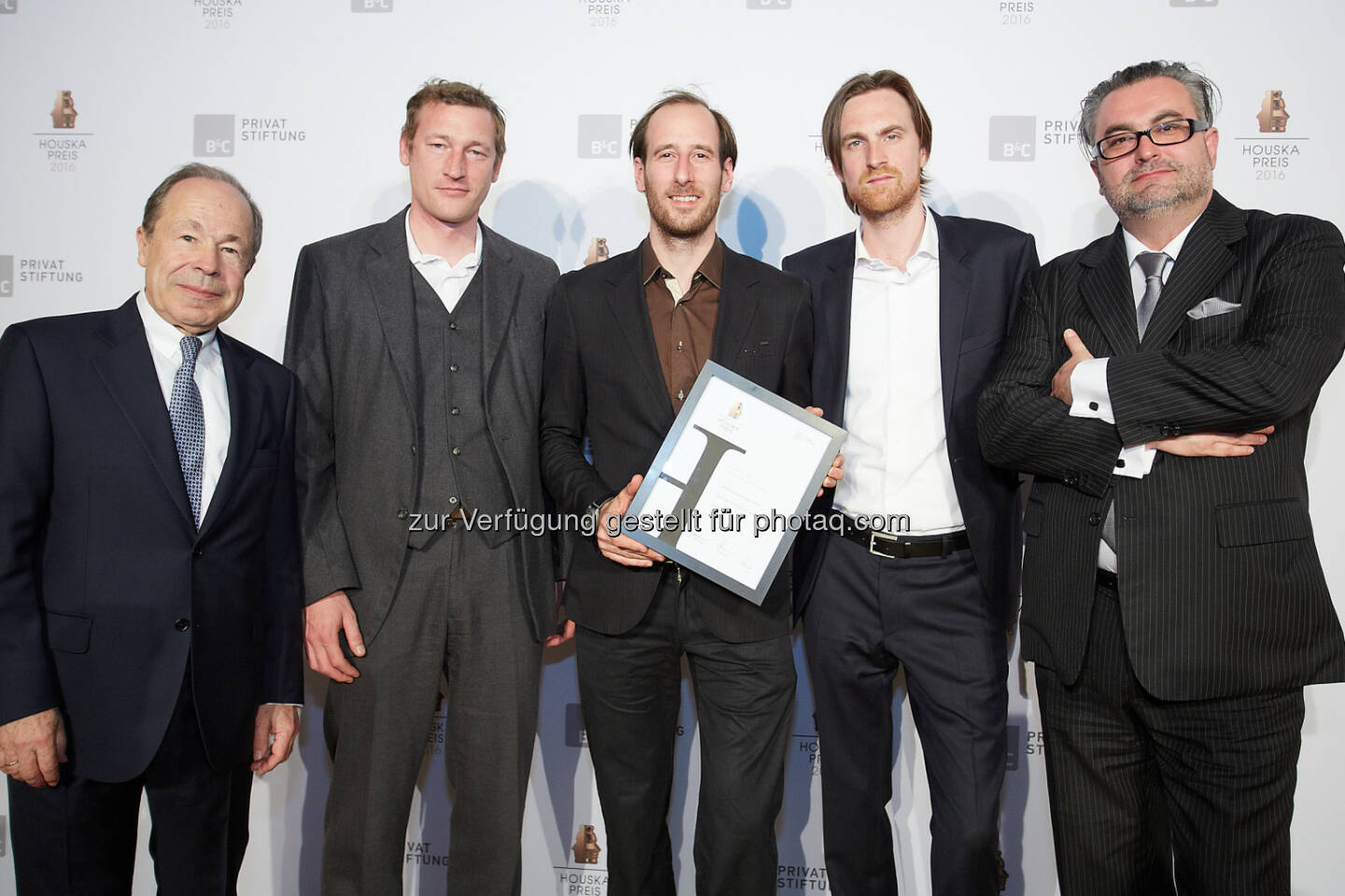 Erich Hampel (Vorstandsvorsitzender B&C Privatstiftung), Paul Brettschuh, Tom Krickl, Felix Zabel, Reinhard Tschaickner (alle LightGlass) : „Forschungs-Oscar“: LightGlass als Preisträger beim diesjährigen Houskapreis ausgezeichnet : Fotocredit: B&C Privatstiftung/APA-Fotoservice/Preiss