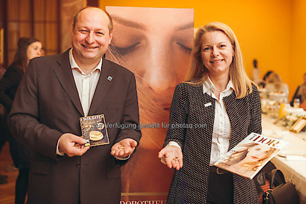 Hartwig Kirner (GF Fairtrade Österreich), Karin Saey (Leiterin Dorotheum Juwelier und Galerie) : Dorotheum Juwelier - Fairtrade zertifiziertes Gold erstmals in Österreich : Fotocredit: www.goodlifecrew.at/Lipiarski, © Aussender (03.05.2016) 