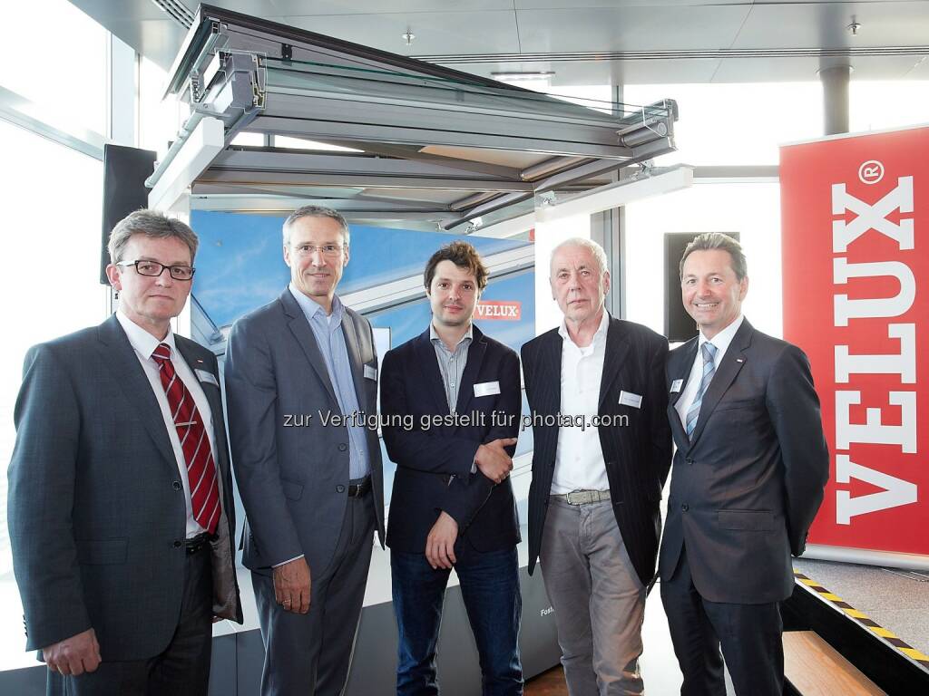 Johannes Reiter (Vertriebsleiter), Gerhard Schuster (Vorstandsvors. Wien 3420 Aspern Development AG), Jonas Bredel, Heinz Lutter (Architekt), Michael Walter (GF Velux Österreich) : Erfolgskonzept: Mehr Tageslicht, besseres Wohlbefinden : Velux Modulares Oberlicht-System für höhere Lebensqualität : Fotocredit: Velux Österreich GmbH/APA-Fotoservice/Preiss, © Aussender (04.05.2016) 