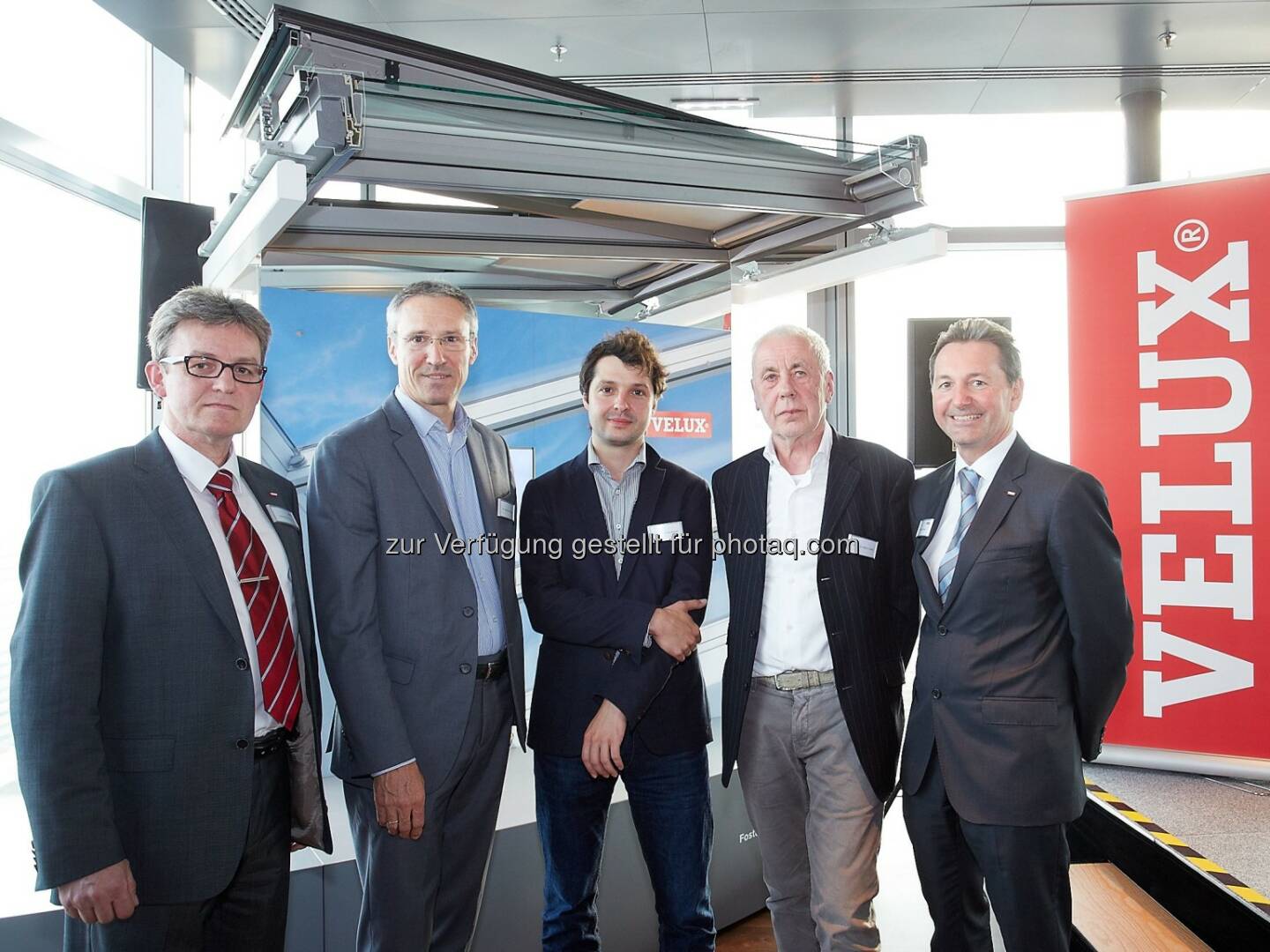 Johannes Reiter (Vertriebsleiter), Gerhard Schuster (Vorstandsvors. Wien 3420 Aspern Development AG), Jonas Bredel, Heinz Lutter (Architekt), Michael Walter (GF Velux Österreich) : Erfolgskonzept: Mehr Tageslicht, besseres Wohlbefinden : Velux Modulares Oberlicht-System für höhere Lebensqualität : Fotocredit: Velux Österreich GmbH/APA-Fotoservice/Preiss