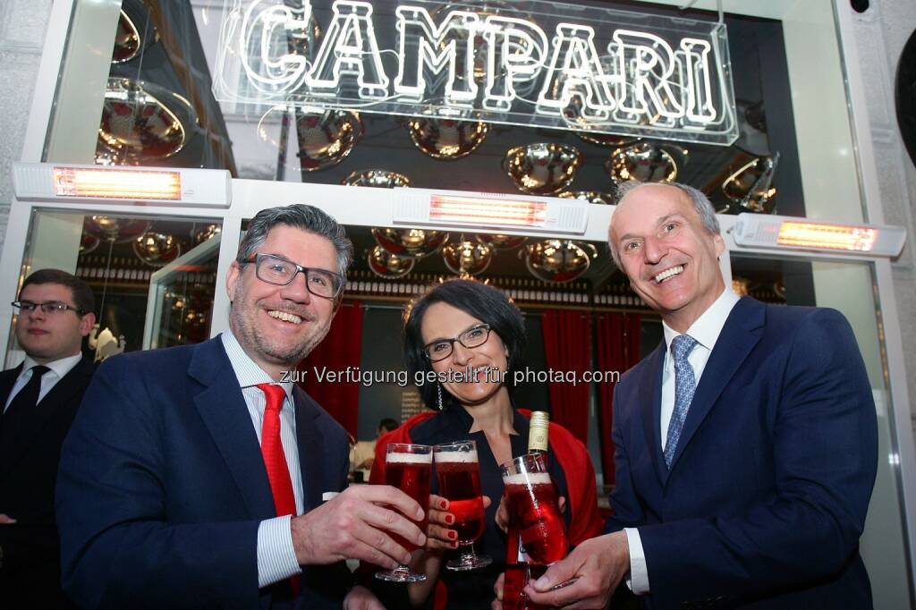 Bob Kunze-Concewitz (CEO Campari), Simone Edler (GF Campari Austria), Peter Friese (Inhaber Schwarzes Kameel) : Opening der „Bar Campari“ im Schwarzen Kameel : Fotocredit: Campari Austria/APA-Fotoservice/Hautzinger, © Aussender (04.05.2016) 