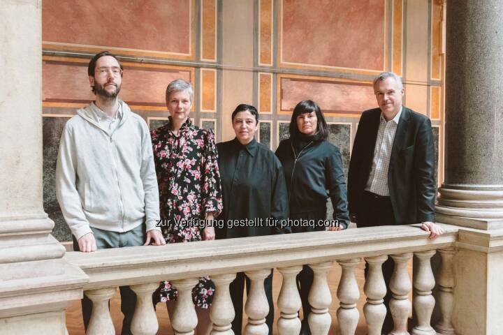 Andreas Fogarasi (Künstler, Wien), Catrin Lorch (Kunstkritikerin, Süddeutsche Zeitung, München), Beatrix Ruf (Vorsitzende der Jury; Direktorin, Stedelijk Museum Amsterdam), Gabu Heindl (Architektin, Wien), Christoph Thun-Hohenstein (Direktor, MAK, Wien) : Die Jury - MAK-Schindler-Stipendien für das Studienjahr 2016/2017 vergeben : Fotocredit: Aslan Kudrnofsky/MAK