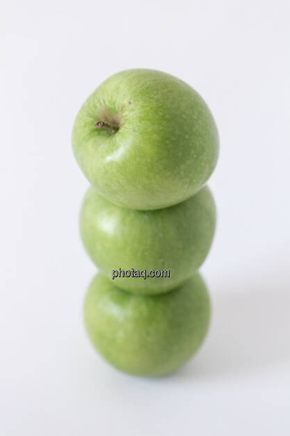 Äpfel, 3 grüne Äpfel, gestapelt, © Martina Draper (14.04.2013) 