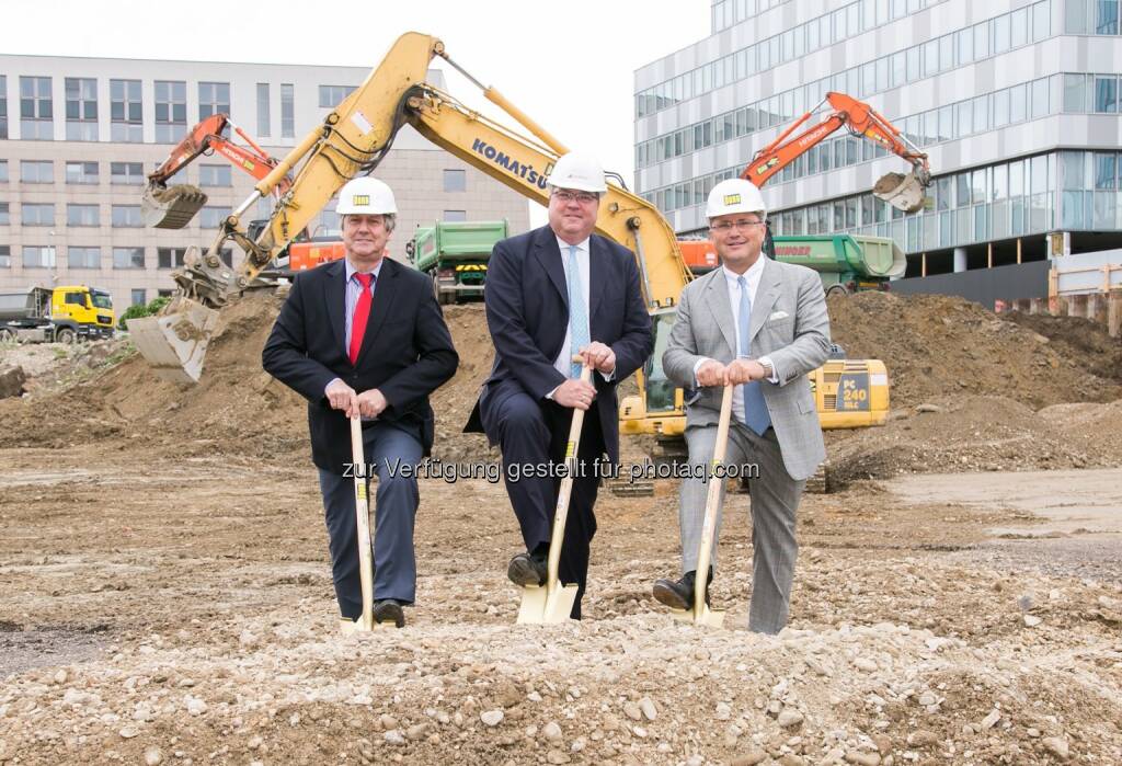 Erich Hohenberger (Bezirksvorsteher Wien Landstraße), Frank Nickel (Vorstandsvorsitzender CA Immo), Karl-Heinz Strauss (Vorstandsvorsitzender Porr) : Spatenstich für 220 Mietwohnungen nahe der Erdberger Lände : Fotocredit: CA Immobilien Anlagen AG/APA-Fotoservice/Rastegar, © Aussendung (04.05.2016) 