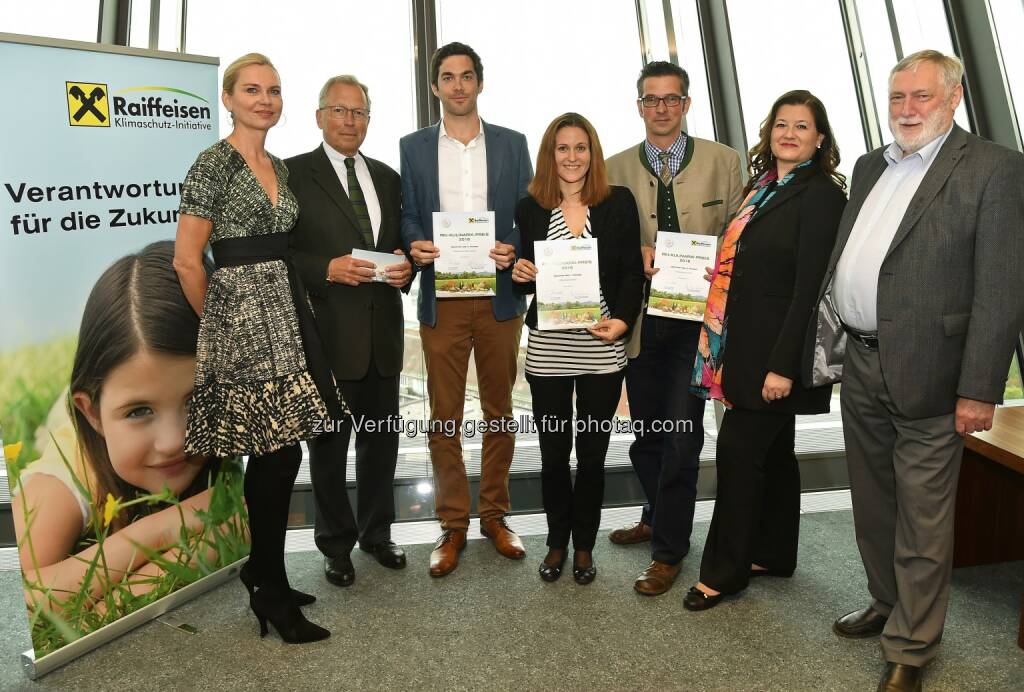 Sylvia Sedlnitzky (Vorstand Kulinarisches Erbe Österreich), Ferdinand Maier (Präsident des Kulinarischen Erbe Österreich), Markus Christöphl (GF Meislmichl), Gudrun Zoubek (Adamah BioHof), Johannes Wiesmayer (Wiesmayer Wild), Andrea Sihn-Weber (GF Raiffeisen Klimaschutz-Initiative), Franz Fischler (Vorsitzender Raiffeisen Klimaschutz-Initiative) : Raiffeisen Klimaschutz-Initiative zeichnet nachhaltige Genussproduzenten in Österreich mit RKI-Kulinarik-Preis 2016 aus : Fotocredit: RKI, C. Jobst, © Aussendung (06.05.2016) 