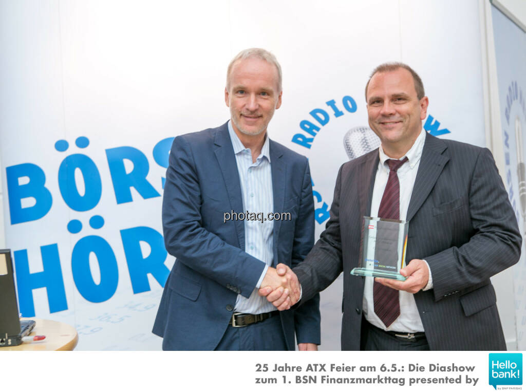 Christian Drastil (BSN) gratuliert Michael Laufenberg (Oddo Seydler) zum Number One Award 2015: Grösster ausländischer Market Maker an der Wiener Börse, © Martina Draper/photaq (07.05.2016) 