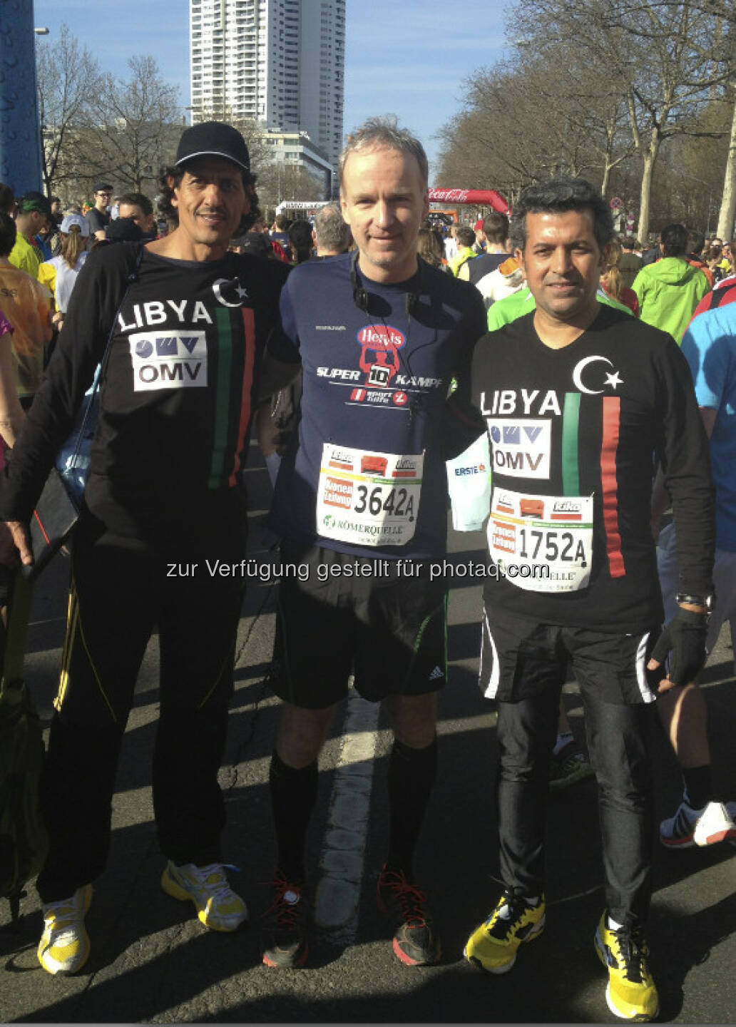 Zwei lässige Läufer von OMV Libya mit Christian Drastil am Start, je knapp unter 1:20 wurden es für die beiden Herren rechts, die als Startläufer jeweils 16,6 km zu absolvieren hatten