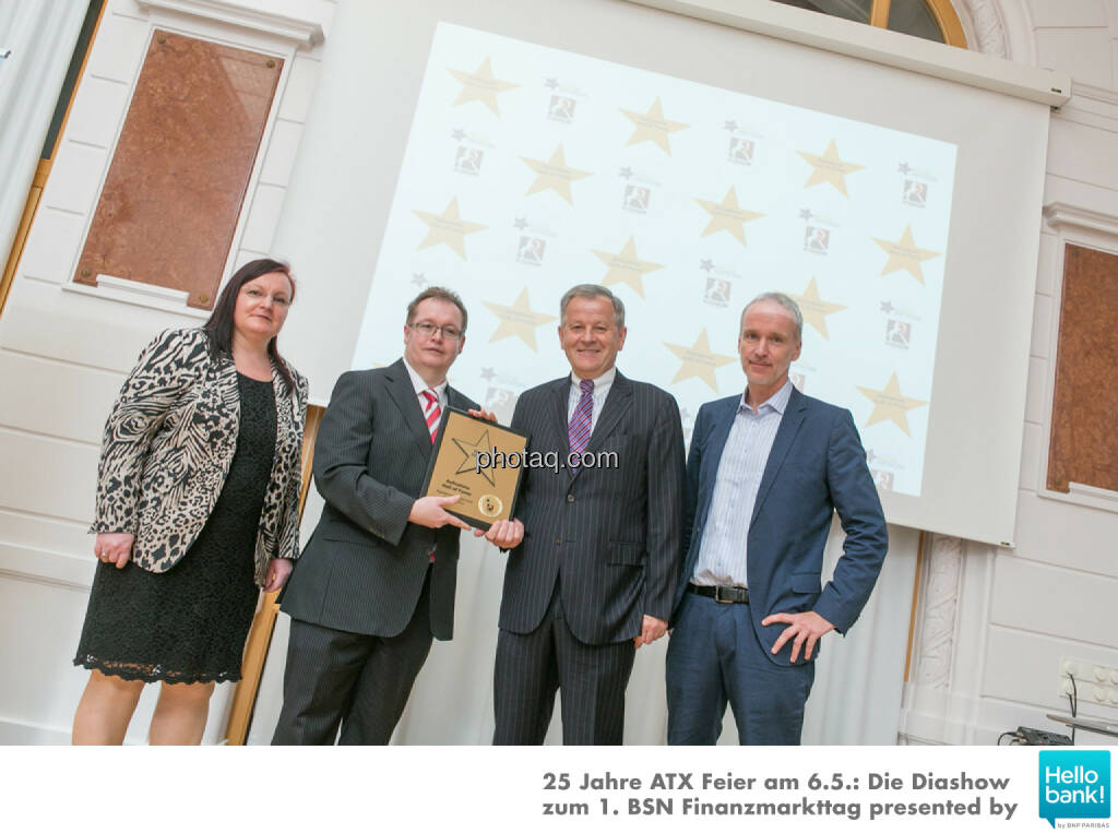 Eduard Zehetner wird in die Hall of Fame (Class of 2016) des Wiener Kapitalmarkts aufgenommen: Yvette Rosinger, Gregor Rosinger, Eduard Zehetner, Christian Drastil http://boerse-social.com/hall-of-fame, © Martina Draper/photaq (07.05.2016) 